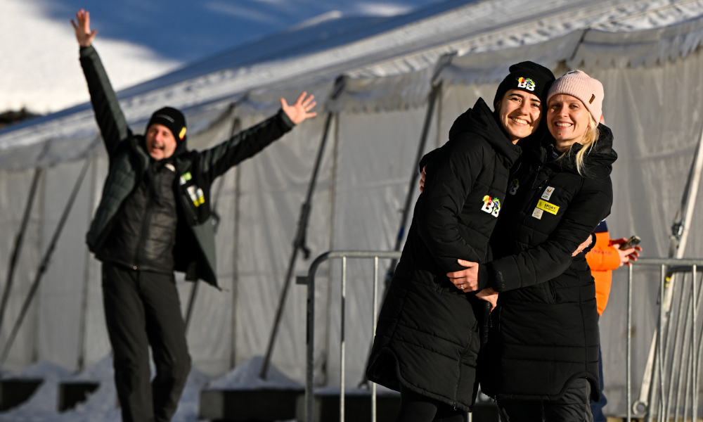 Nicole Silveira, com sua colega de time Kim Meylemans e o treinador Richard Bromley na Copa do Mundo de skeleton na Noruega