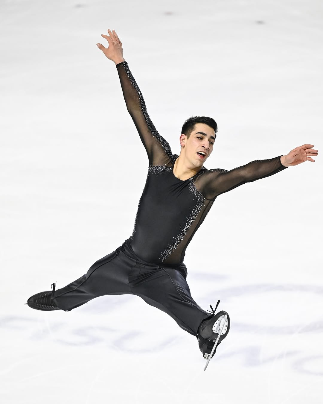Arthur Alcorte conquista a medalha de ouro na Mexico Cup de patinação artística