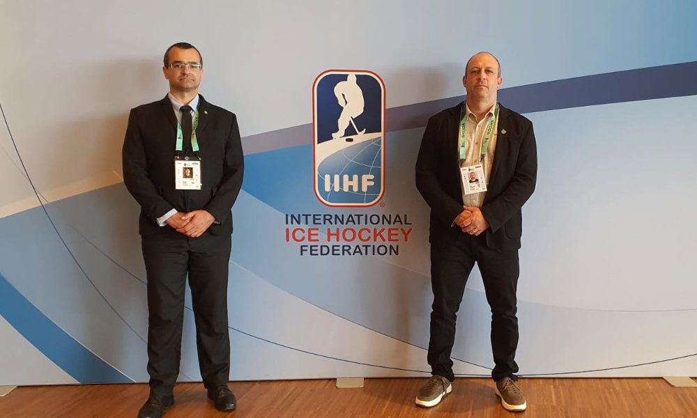 Emilio Strapasson, presidente da Confederação Brasileira de Desportos no Gelo (CBDG), e Salvador Ferreira, diretor técnico de hockey da entidade, estiveram em Estocolmo, na Suécia, e participaram do Congresso Anual promovido pela International Ice Hockey Federation (IIHF)