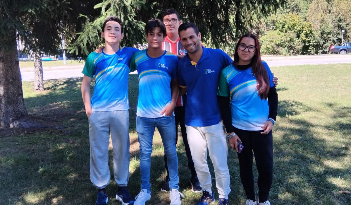 Bruno Valadão e os quatro atletas que fizeram parte do primeiro treinamento
