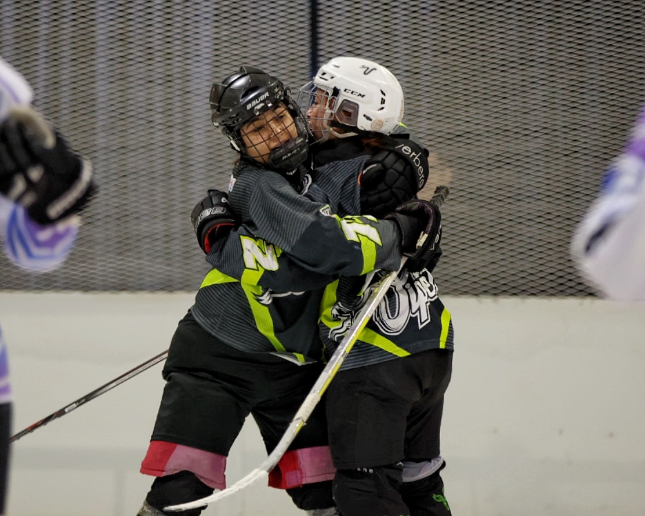Na imagem, jogadoras do Vipers comemorando um dos gols.